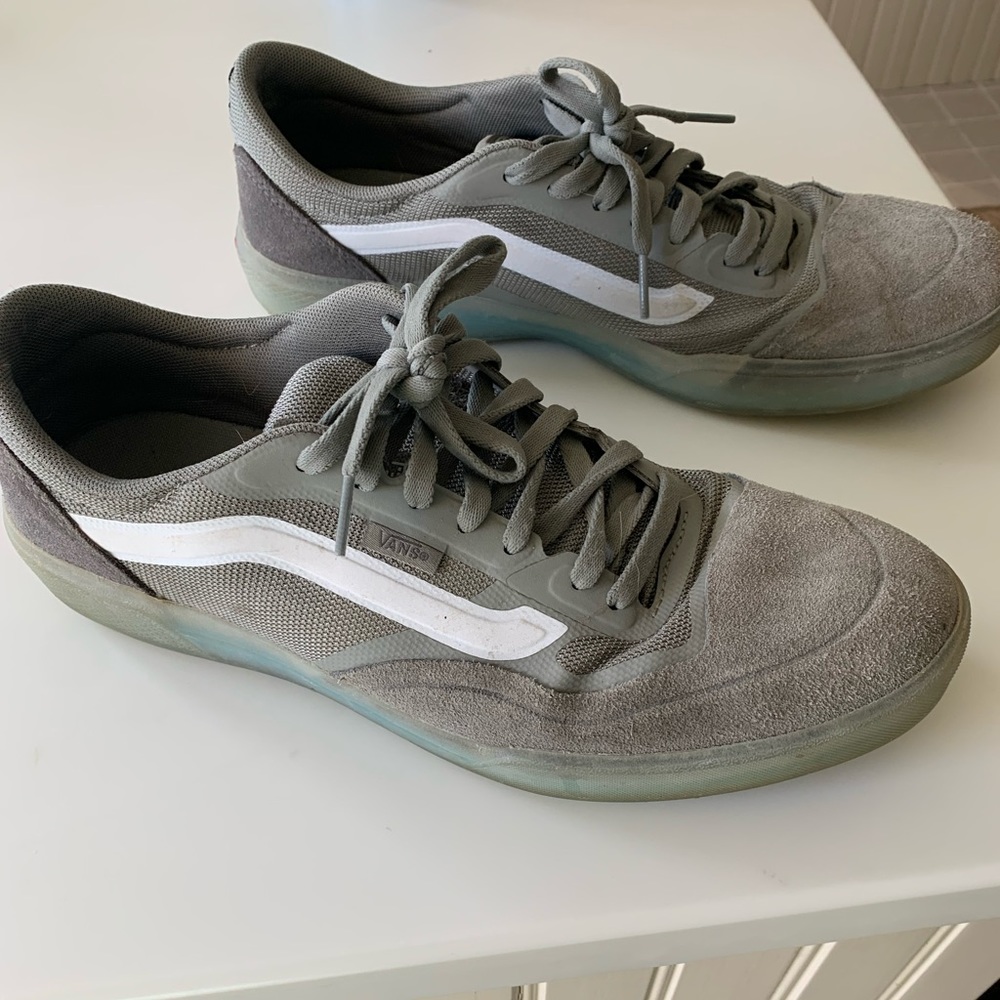 Vans "Ave" pro skate shoes.  Men's US 9.5.   Only worn a few times.